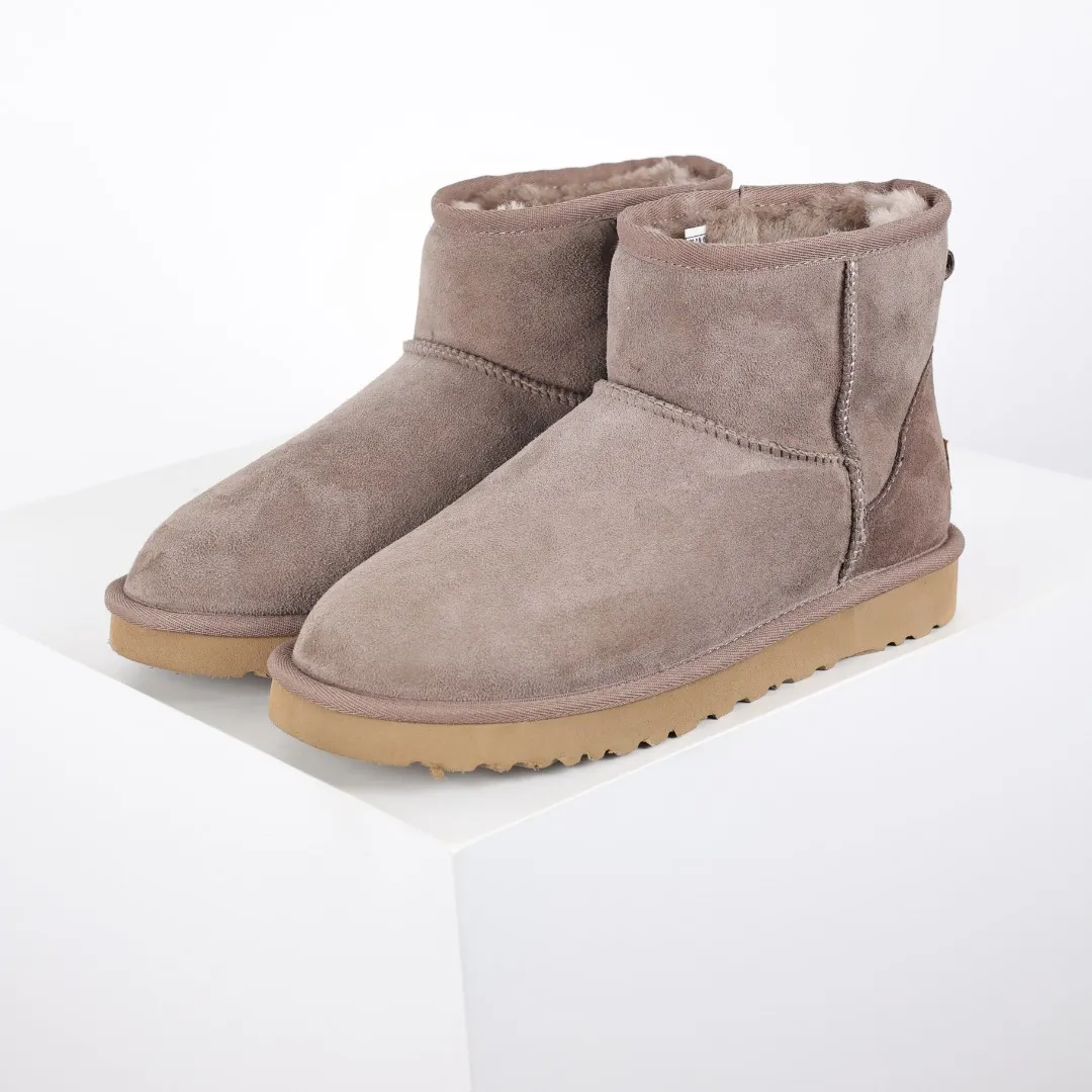 Pick up locally 💰540 Core recommendation Good price Cashmere insoles are a very suitable choice for keeping warm in winter and at home. In the new year, uug launched a series of styles, which are partial to the preferences of young consumers and have also moved to the forefront of fashion trends. Shoe body material Water-repellent coated suede upper 17mm UGGPURE™ implanted wool insole Lightweight non-slip comfortable rubber outsole With brand LOGO Trademark Comes with a full set of packaging Size: 35 36 37 38 39 40 41 42 43 44